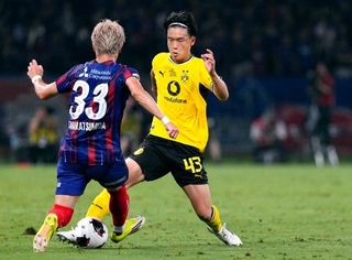 　ＦＣ東京-ドルトムント　後半、攻め込むドルトムントの山本（右）＝ＭＵＦＧ国立