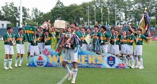 　サッカー男子で優勝し、喜ぶ静岡学園イレブン＝Ｊヴィレッジ