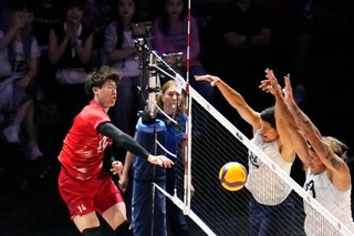 　日本-米国　第３セット、スパイクをブロックされる石川＝寧波（共同）
