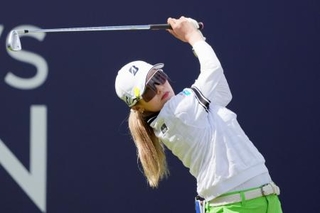 　第３ラウンド、１番でティーショットを放つ桑木志帆＝ロイヤルリザム・アンド・セントアンズＧＣ（共同）
