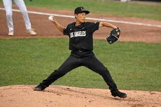 　米女子プロ野球の開幕戦で先発したクイーンズの里＝スプリングフィールド（ＡＰ＝共同）