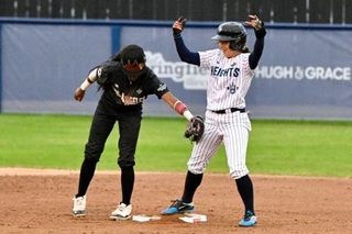 　米女子プロ野球の開幕戦で２安打を放ったハイツの米谷（右）＝スプリングフィールド（ＡＰ＝共同）