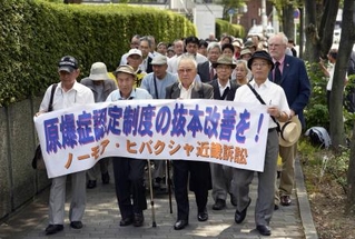 　原爆症認定訴訟の判決で大阪地裁に向かう原告ら＝２０１３年８月