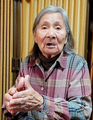 　長崎原爆のさく裂直後、米軍とみられる航空機の機銃掃射に遭ったことを手記に記した山口美代子さん＝５月、福岡市