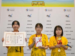 　まんが甲子園で最優秀賞に選ばれた富山県立高岡高の生徒＝２日午後、高知市
