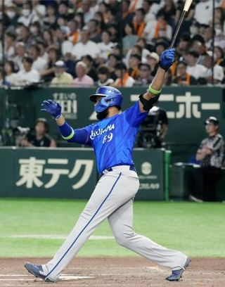 　６回ＤｅＮＡ無死一、三塁、エンカーナシオンが決勝打となる左犠飛を放つ＝東京ドーム