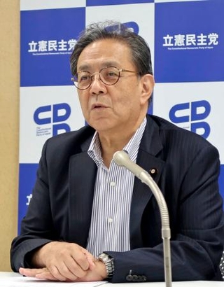 　記者団の取材に応じる立憲民主党の水岡代表＝２日午後、東京・永田町の党本部