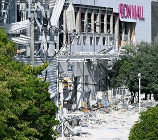 　救助活動が終了したイオンモール熊本＝１日午後、熊本県嘉島町