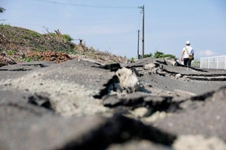 　地震の影響で地割れが起きた熊本県氷川町の道路＝２日午前