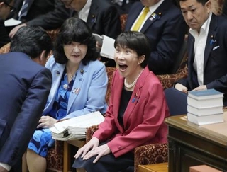 衆院予算委の集中審議に臨む高市早苗首相と片山さつき財務相＝７月２７日