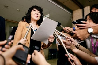 　日米両政府が協調して円買いの為替市場介入を実施したことについて、取材に応じる片山財務相＝３日午前、財務省
