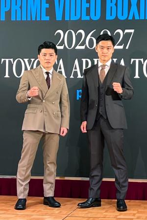 　ボクシングの世界戦に向け、ポーズをとる坪井智也（左）と西田凌佑＝３日、東京都内