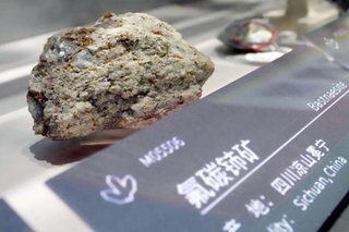 　北京市内の博物館で展示されているレアアースが含まれた鉱物（共同）