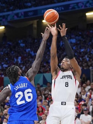 　パリ五輪のフランス戦でシュートを放つ八村（右）＝２０２４年７月、リール（共同）