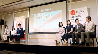 　「２０５０年の天気予報（Ｖｅｒ．２）」のメディア向け説明会で解説する東京大の江守正多教授（右端）＝３日午前、東京都内