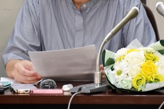 　大阪地検特捜部でのパワハラを訴える元検事の男性から手記を託され、記者会見する女性＝３日午後、東京・霞が関の司法記者クラブ
