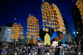 　秋田市で開幕した「竿灯まつり」＝３日夜
