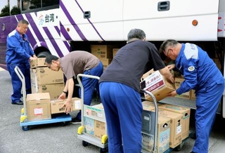 　台湾南部の高雄市から提供された支援物資の荷降ろし作業＝３日、熊本県八代市
