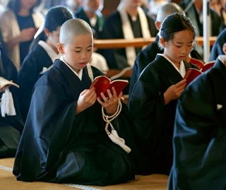 　京都・東本願寺で、僧侶になるための儀式「得度式」に臨む子どもたち＝４日午前