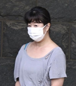 　千葉県警柏署を出る古川美由紀容疑者＝７月１５日