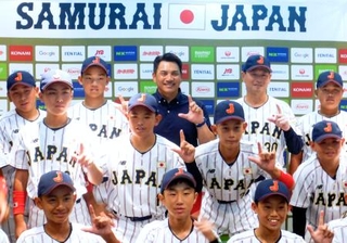 　野球のＵ-１２日本代表の桑田監督（奥右から２人目）らを激励に訪れた日本代表の井口新監督（同３人目）＝４日、横浜市内