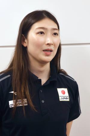 　米国出発前に取材に応じる池江璃花子＝４日、羽田空港