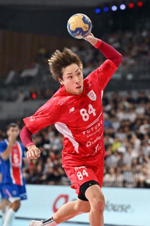 　ジークスター東京-パリ・サンジェルマン　前半、シュートを放つジークスター東京・柴山＝有明アリーナ
