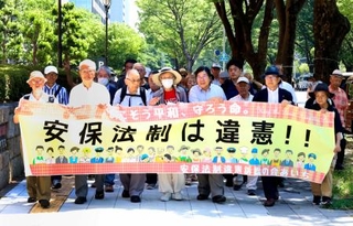 　名古屋高裁へ向かう安保法違憲訴訟の原告ら＝５日午前、名古屋市