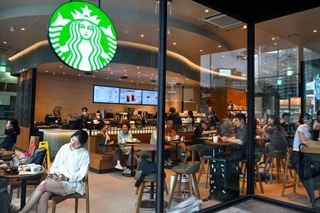 　ソウルにあるスターバックスの店舗＝７月（共同）