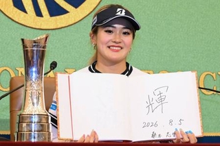 　ゴルフの全英女子オープンで優勝し、日本記者クラブのゲストブックに「輝」の文字を書き込んだ桑木志帆＝５日、東京都内
