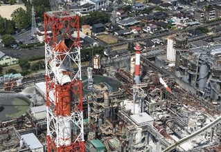 　地震で巨大な煙突が折れ従業員が犠牲となった日本製紙八代工場＝７月３０日、熊本県八代市（ドローンから）