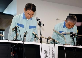 　熊本地震による事故を巡り、記者会見で謝罪する日本製紙の瀬辺明社長（左）ら＝５日午後、熊本県八代市