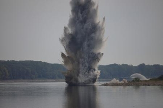 　ルーマニア軍が実施したドナウ川支流の流れを妨げていた岩の爆破＝３日、首都ブカレスト北方（ロイター＝共同）