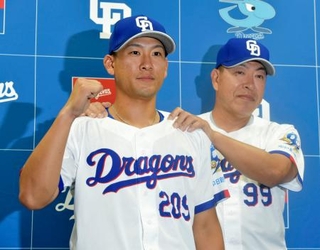 　育成選手から支配下に復帰し、記者会見で井上監督（右）とポーズをとる中日・福元＝５日、バンテリンドーム