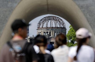 　原爆投下から８１年の「原爆の日」を迎える原爆ドーム（奥）＝５日午後、広島市の平和記念公園