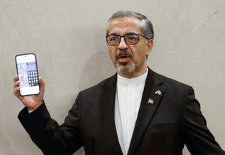 　原爆資料館を視察後、記者団の取材に応じるイランのセアダット駐日大使＝５日午後、広島市