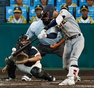 　札幌日大-仙台育英　３回裏仙台育英２死二塁、斎藤が中前に先制打を放つ。捕手前田和＝甲子園