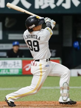 　８回ソフトバンク２死一塁、野村が中越えに２ランを放つ＝みずほペイペイドーム
