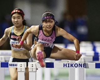 　女子１００メートル障害決勝　力走する長崎日大・吉永優衣＝平和堂ＨＡＴＯスタジアム