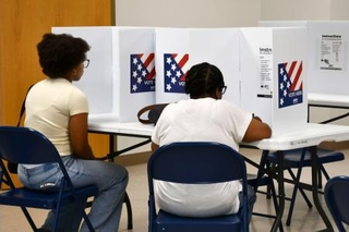 　１１月の中間選挙に向けた予備選で投票する人たち＝４日、米ミズーリ州セントルイス（共同）