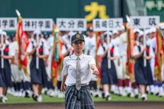 　開会式の入場行進で先導役を務める三田の野球部マネジャーの山田優菜さん＝５日、甲子園球場（代表撮影）