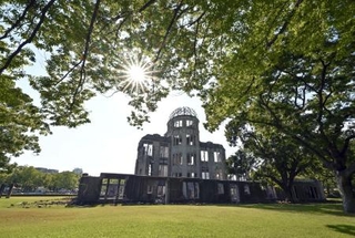 　原爆投下から８１年の「原爆の日」を迎える原爆ドーム＝５日午後、広島市中区