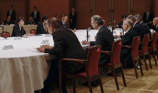 　被爆者団体の代表者らと面会する高市首相（左奥）＝６日午前、広島市中区