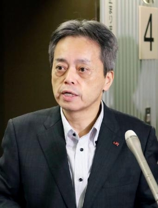 　金子国交相との面会後、記者団の取材に応じるＪＲ九州の古宮洋二社長＝６日午前、国交省