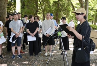 　原爆供養塔納骨名簿に記された８１６人の名前を読み上げる集いに参加した五月女茜さん（右手前）＝６日午前１０時５３分、広島市中区の平和記念公園