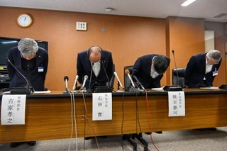　記者会見で謝罪する岡山県新見市の石田実市長（中央左）ら＝６日午後、新見市役所