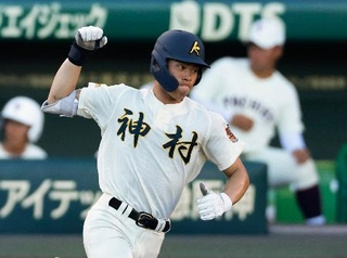 　東筑-神村学園　６回裏、本塁打を放ちガッツポーズする神村学園・田中＝甲子園