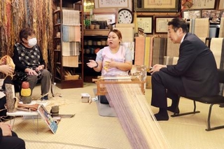 　アイヌ民族の伝統的な織物の工房で意見交換をする黄川田アイヌ施策相＝６日午後、北海道平取町