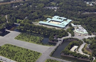 　皇居・宮殿と宮内庁（右）＝２０２５年７月、東京都千代田区（共同通信社ヘリから）