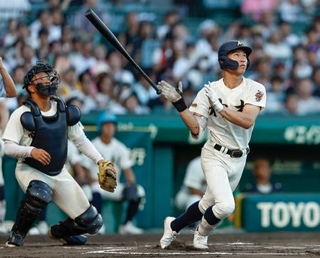 　東筑-神村学園　６回裏神村学園１死、田中が右越えに本塁打を放つ。捕手平山＝甲子園